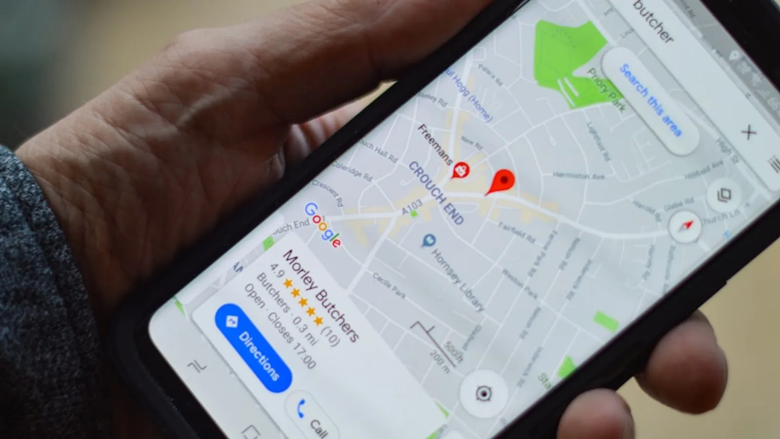Resultados de Google Maps mostrando el pack local de 3 negocios en una búsqueda española