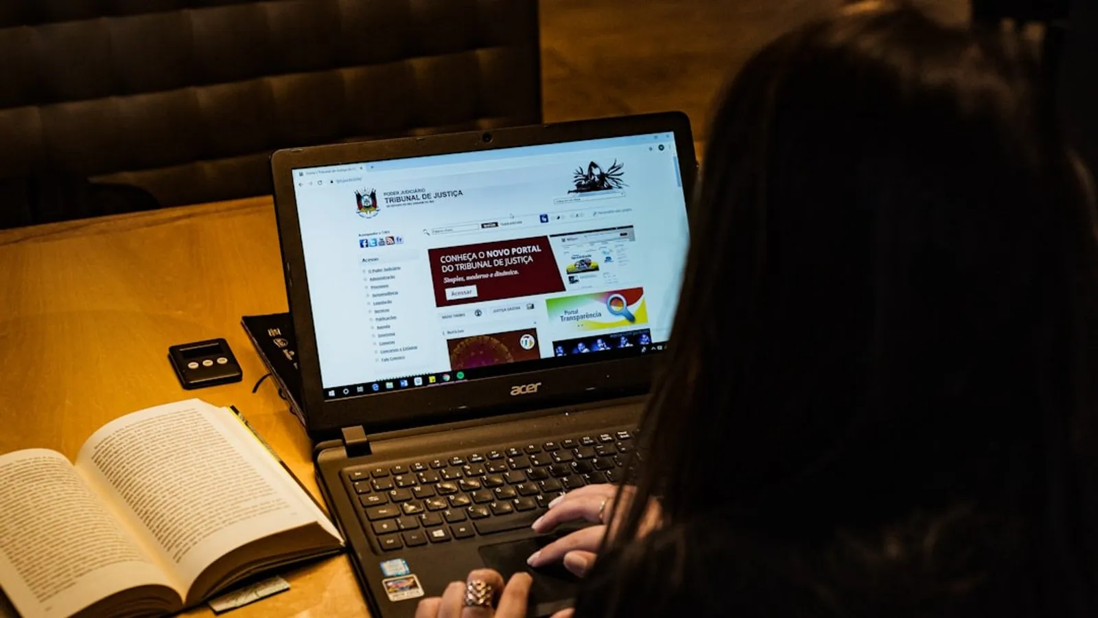 Interfaz de chatbot en la web de un despacho de abogados captando consultas