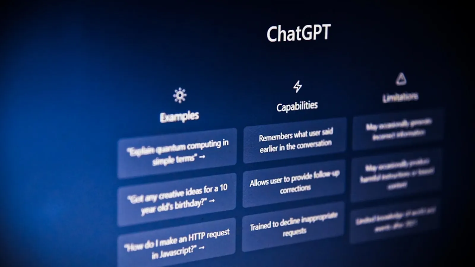 Teléfono móvil mostrando conversación de WhatsApp Business automatizada